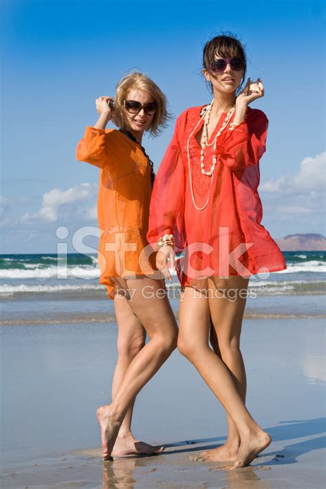 Foto De Stock Dos Mujeres Hermosas Conchas En La Playa De La Audiencia