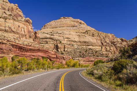 Highway 24 Mit Capitol Dome Capitol Reef Np Utah Usa Foto And Bild