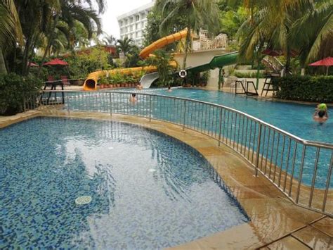 Located at tanjung bungah, only 20 minutes' drive to famous attractions of penang which are escape teluk bahang and penang hill. the kids pool with water slides