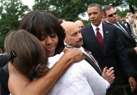 Michelle Obamas 19 Best Hugs Make Us Feel All Warm And Cuddly On Her