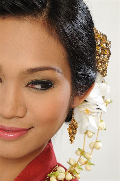 Hair pins decorated as well as to fastened the braided hair. Man Kasturi: LAHIR NYA - "Sanggul Pengantin Melayu Moden ...