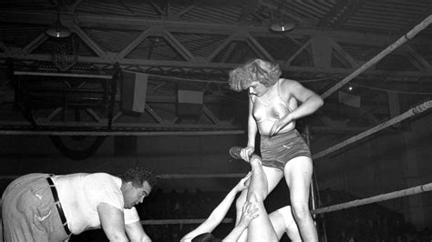 Mae Young Unladylike Wrestler Who Loved To Be Hated Dies At 90 The