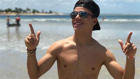 Thomaz Costa chama atenção em repetidas fotos com a mesma sunga branca