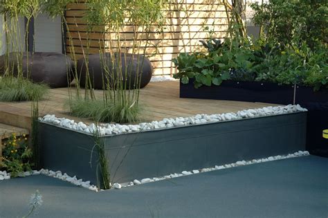White Cobbles Used To Highlight Defining Points In Modern Garden White