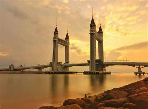 Kuala terengganu is the administrative capital, royal capital and the main economic centre of terengganu, on the east coast of peninsular malaysia. Apa Ada di Jambatan Angkat / Drawbridge Kuala Terengganu ...