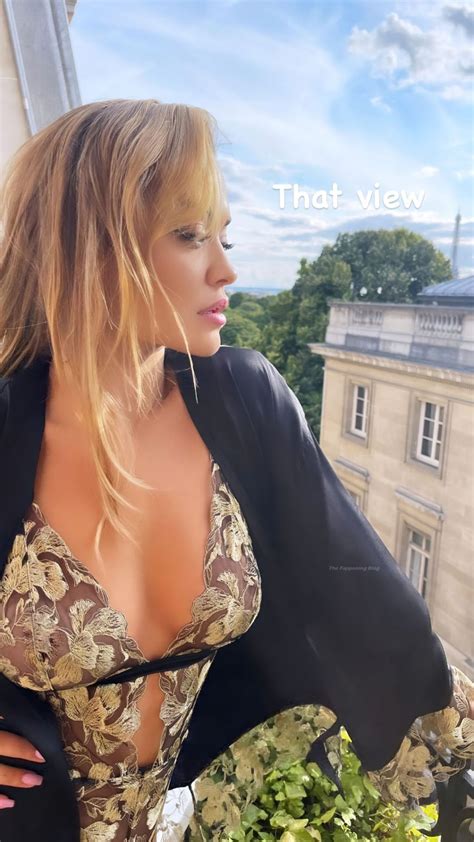 Rita Ora Displays Her Nude Tits