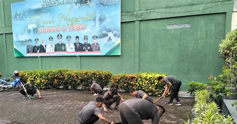 Ciptakan Suasana Kerja Yang Nyaman Anggota Kodim Bute Bersihkan