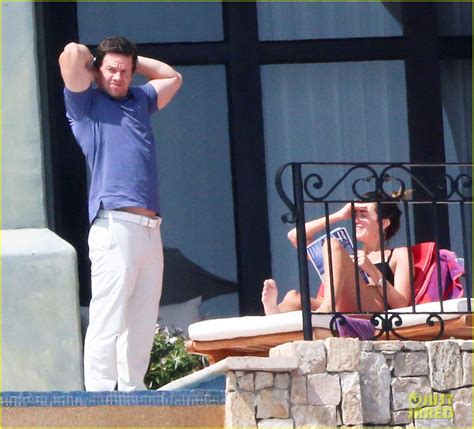 Photo Mark Wahlberg Flaunts Poolside Pda With Wife Rhea Durham 02