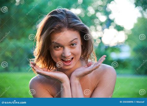 retrato da mulher de sorriso bonita foto de stock imagem de despreocupado ideal 25030896