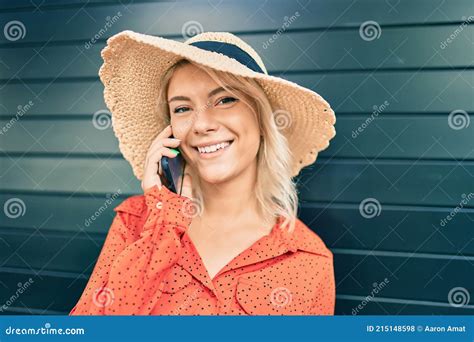 Joven Rubia Turista Mujer Sonriendo Feliz Hablando Por El Smartphone En