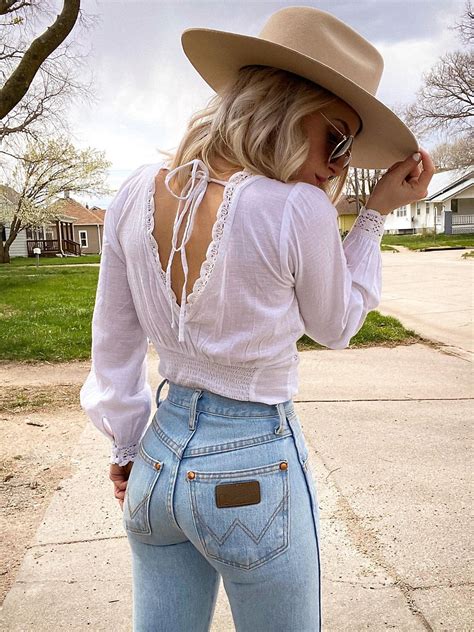 Women S Wrangler Cowboy Cut Slim Fit Jean In Bleach Country Style