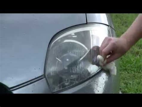 Perhatikan gambar ini bagaimana pengelap cermin depan saya terpasang, ini terdapat banyak cara untuk mengeringkan kereta yang betul, tetapi saya menggunakan 2 tuala, 1 untuk. Cuci lampu kereta guna ubat gigi- - YouTube