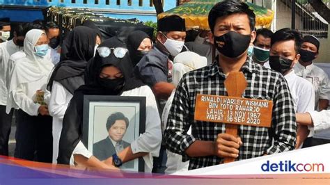 Isak Tangis Iringi Pemakaman Korban Mutilasi Di Kalibata City