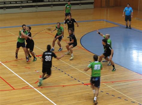 Começamos na grécia antiga, onde se praticava um jogo de bola na mão, conhecido em plena guerra, em 1917, apareceu na alemanha um novo jogo de equipa, o andebol. Andebol - Ginásio Clube de Santo Tirso