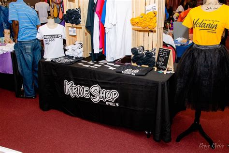 T Shirt Vendor Craft Display Shopping Outfit Clothing Store Pop Up Shop
