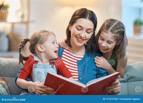 Madre Leyendo Un Libro A Sus Hijas Foto De Archivo Imagen De