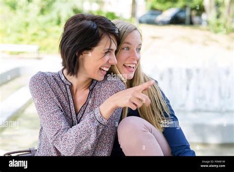 Zwei Freundinnen Gemeinsam Lachen Und Reden Stockfotografie Alamy