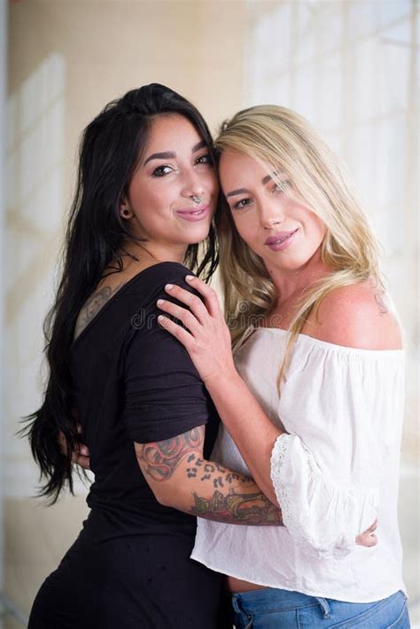 Amants Sexy De Lesbiennes Dans Le Lit Aux Filles De Matin De Blonde Et De Brune Un Arri Re