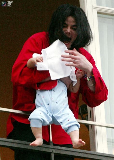 Michael Jackson Dangles His Son Over A Balcony In Berlin 2002 Iconic Photographs Michael