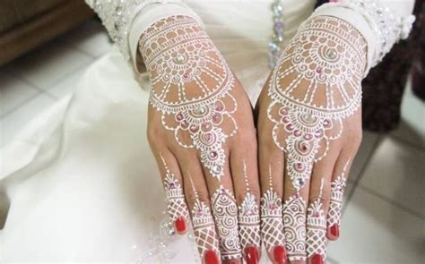 Motif simple selain mudah di aplikasikan pada berbagai macam anggota tubuh seperti tangan, kaki, hingga. motif gambar henna tangan sederhana | Mehndi designs ...