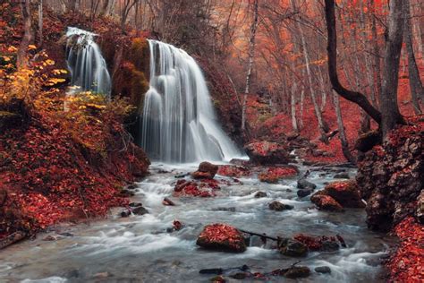 Red Waterfall Print A Wallpaper