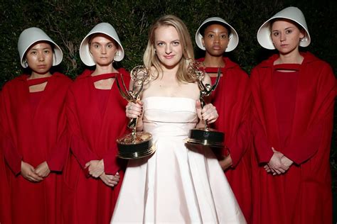 emmys 2017 handmaid s tale star elisabeth moss hid a secret message to the patriarchy in her