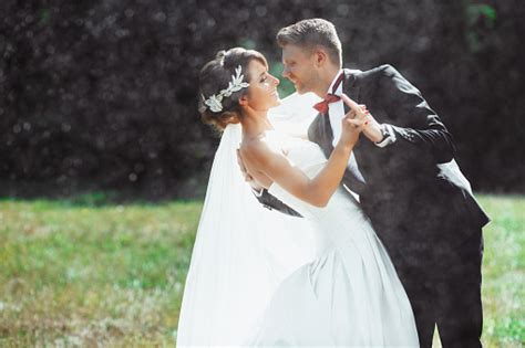 신부와 신랑 포옹과 비에 미소 2명에 대한 스톡 사진 및 기타 이미지 2명 가족 결혼 의식 Istock