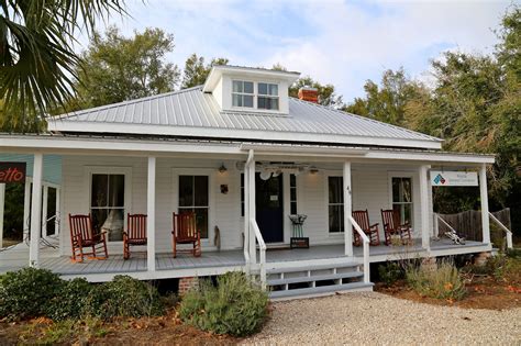 Seven houses remain in stiltsville, the wonderful collection of handbuilt houses that are perched in biscayne bay within sight of miami's skyline. 10 Wonderful Florida Cracker Style House Plans - Home ...