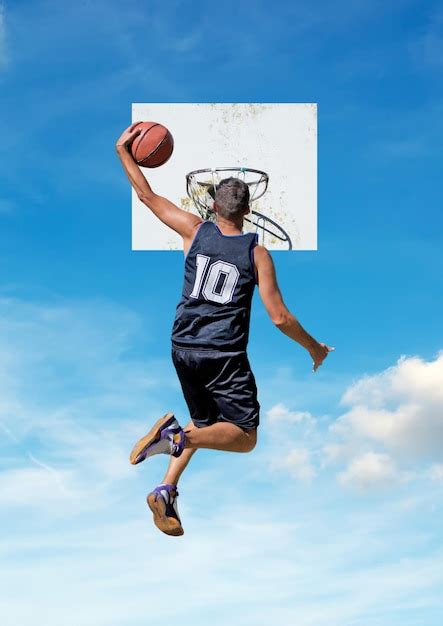 Jugador De Baloncesto Mojando Con Un Cielo De Fondo Foto Premium