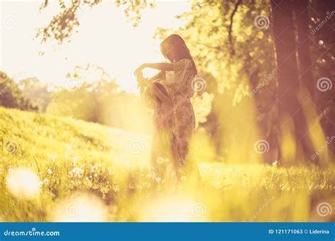 Madre E Hija En La Naturaleza Imagen De Archivo Imagen De Adulto