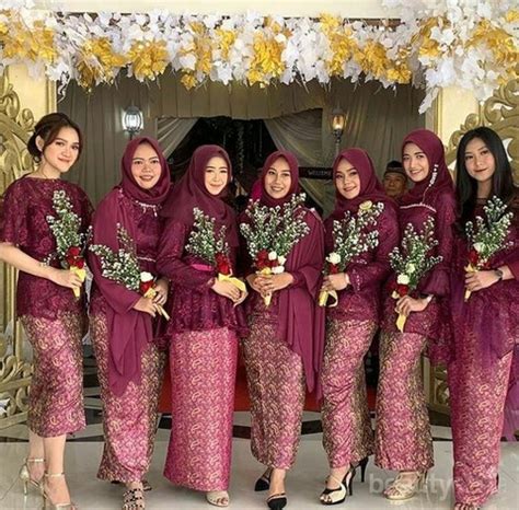 Gamis batik kombinasi kain satin @gamisbatik.com. Inspirasi Kombinasi Warna Merah Maroon untuk Style Kondangan Hijab