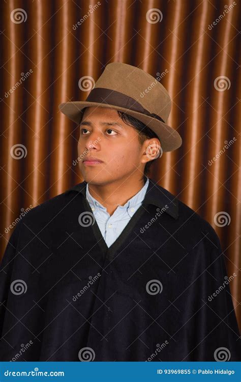 Foto Del Retrato Del Hombre Joven Indígena Que Lleva El Sombrero Y El
