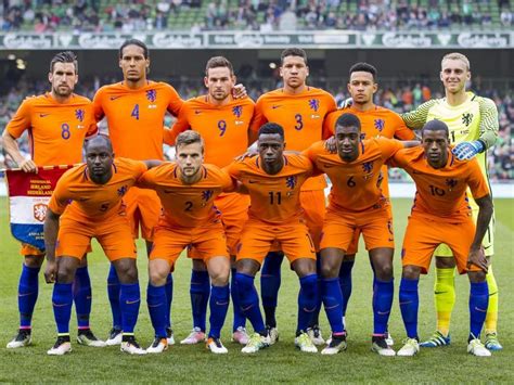 De sterk groeiende belangstelling voor voetbal maakt dat de sport inmiddels belangrijk genoeg is om opgenomen te worden in de verzuilde samenleving. Vriendschappelijk » Nieuws » Nederland in het oranje tegen ...
