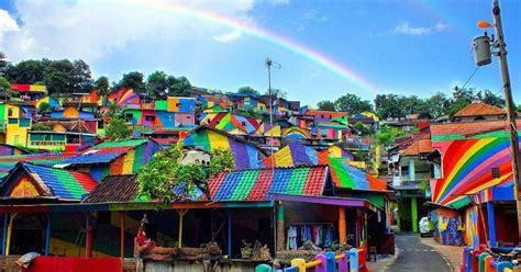 Rumah adat tersebut menjadi bukti kekayan budaya di nusantara. Serunya Berpetualang di Kampung Pelangi Penuh Warna di ...