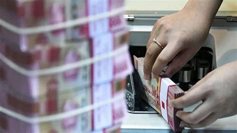 Rupiah Hari Ini Dibuka Melemah 12 Poin Ke Posisi Rp15 595 Per Dolar AS