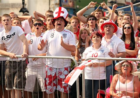 12 Throwback Pictures Show How England Football Fans Flocked To Dovers