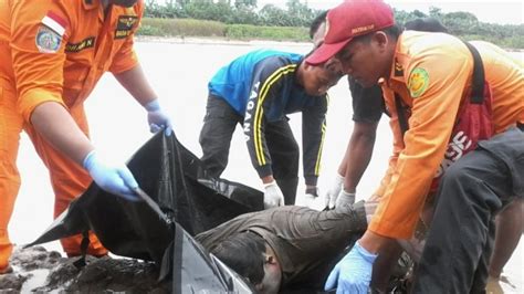 Sar Jepara Evakuasi Mayat Pria Diduga Warga Kota Semarang Di Bendungan