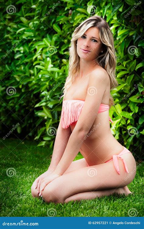 Mooi Blond Slank Meisje In Bikini Op Een Gazon Groen Park Stock Afbeelding Image Of