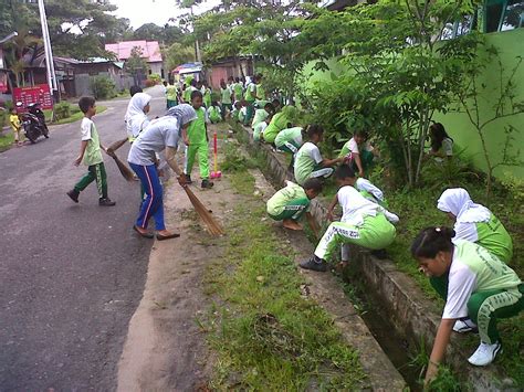 Sebelum liburan, di sekolah diadakan kegiatan gotong royong membersihkan lingkungan sekolah. Manfaat dan Contoh Gotong Royong Bagi Masyarakat dan Sekolah - the_leader's