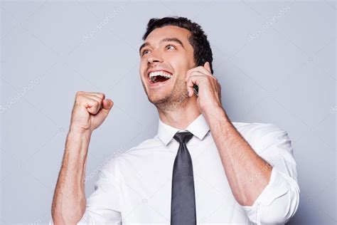Hombre Feliz En Camisa Hablando Por El Teléfono Móvil — Foto De Stock