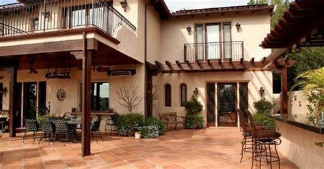 Ideas y diseños | homify en este libro de ideas de homify podrás encontrar información acerca de los balcones y su importancia en el diseño de la fachada. Fachadas Casas Modernas: Fachadas de casas de dos pisos ...