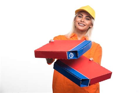 Mulher Entregadora De Pizza Segurando Pizza No Fundo Branco Enquanto