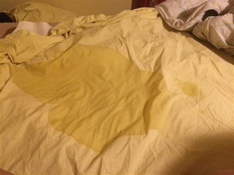 Мокрая кровать от пота фото