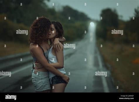 las niñas lesbianas besándose bajo la lluvia me mojé fotografía de stock alamy