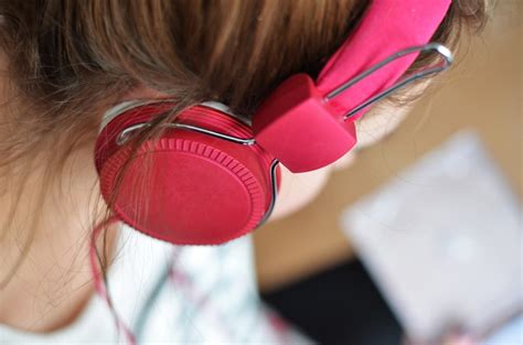 무료 이미지 손 사람 음악 소녀 여자 머리 과학 기술 헤드폰 빨간 색깔 간단한 기계 장치 귀 담홍색