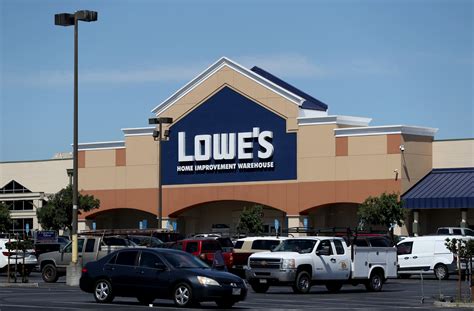 Lowes Q4 Same Store Sales 25 Increase Vs 36 Expected