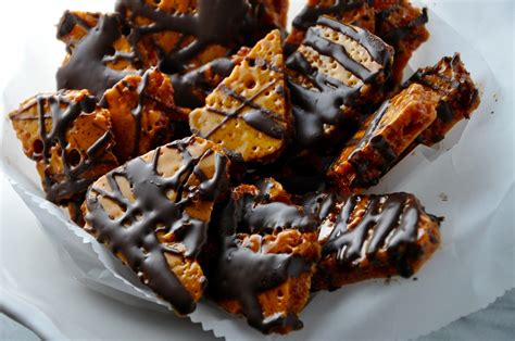 Wash and empty the apples by digging them without piercing them. Honeycomb Crunch with Dark Chocolate Drizzle | Recipes, Dessert appetizers, Low calorie desserts