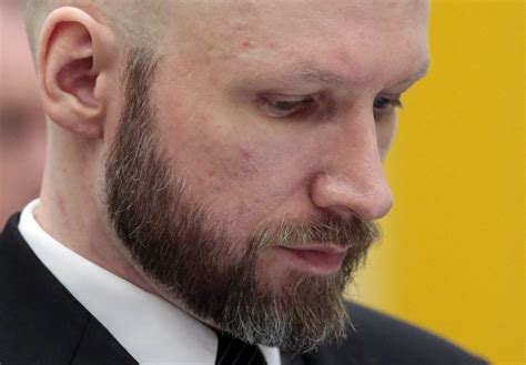 Anders behring breivik, tegenwoordig fjotolf hansen (oslo, 13 februari 1979), is de dader van de aanslagen in noorwegen in 2011, waarbij in totaal 77 mensen om het leven kwamen. Anders Breivik Makes Nazi Salute at Rights Appeal Case ...