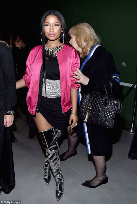 Nicki Minaj Shows Off Her Curves At Paris Fashion Week Daily Mail Online