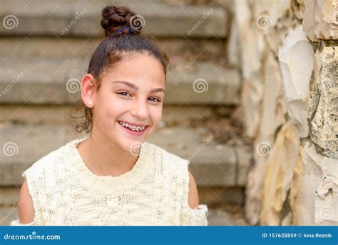 Adolescente Souriante Et Joyeuse Avec Des Visages Dentaires Image Stock